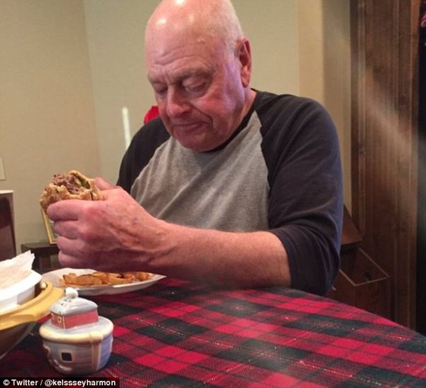 Bức ảnh ông nội ăn burger khiến hàng triệu người Mỹ rơi nước mắt - Ảnh 3.