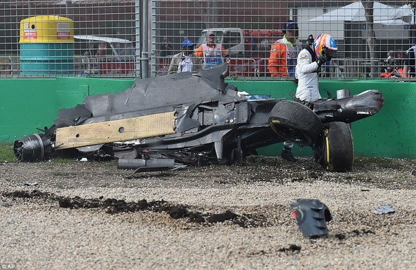 Dính tai nạn kinh hoàng trên đường đua, Alonso vẫn hạnh phúc vì... không chết - Ảnh 8.
