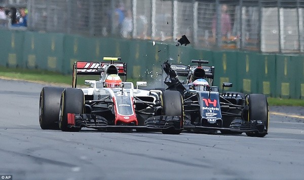 Dính tai nạn kinh hoàng trên đường đua, Alonso vẫn hạnh phúc vì... không chết - Ảnh 4.