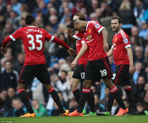 Gãy răng vì ăn mừng bàn thắng vàng của Rashford - Ảnh 4.