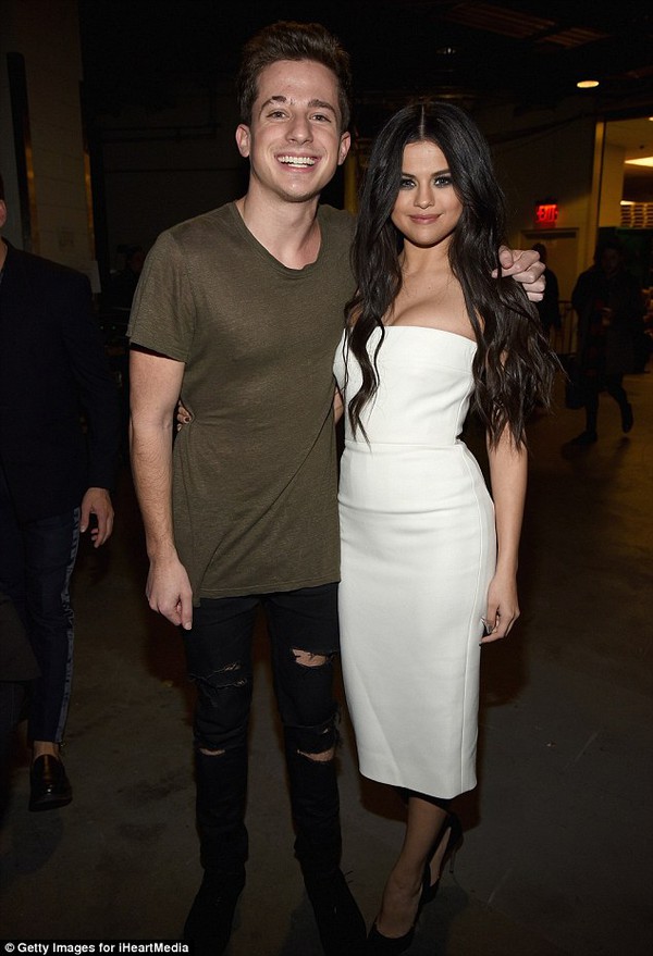 Rộ tin Selena Gomez hẹn hò với Charlie Puth - Ảnh 1.