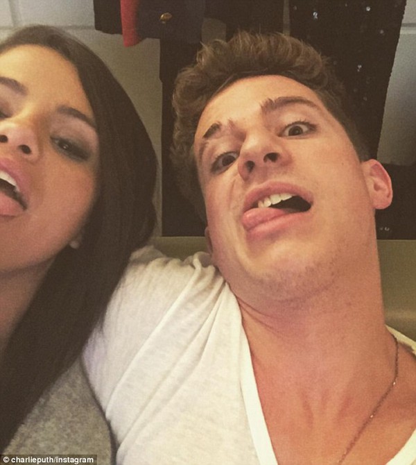 Rộ tin Selena Gomez hẹn h&ograve; với Charlie Puth - Ảnh 3.