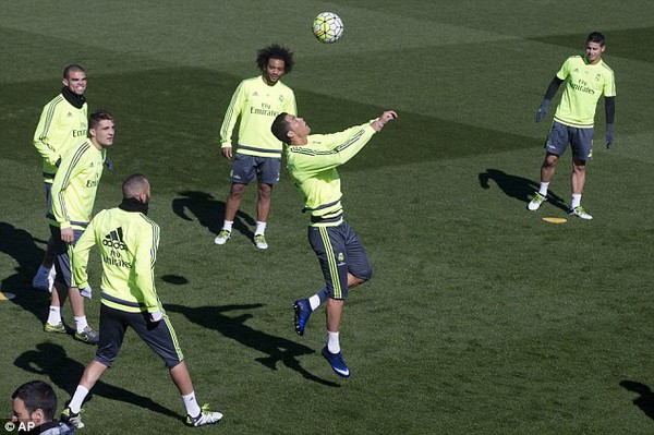 Bố con Ronaldo thảnh thơi ngồi ngắm chim - Ảnh 3.