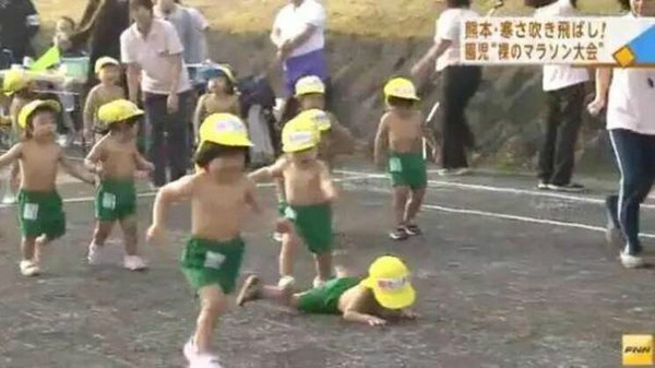 Video cha mẹ Nhật cho con nhỏ cởi trần chạy dưới trời lạnh 4 độ C gây sửng sốt - Ảnh 6.