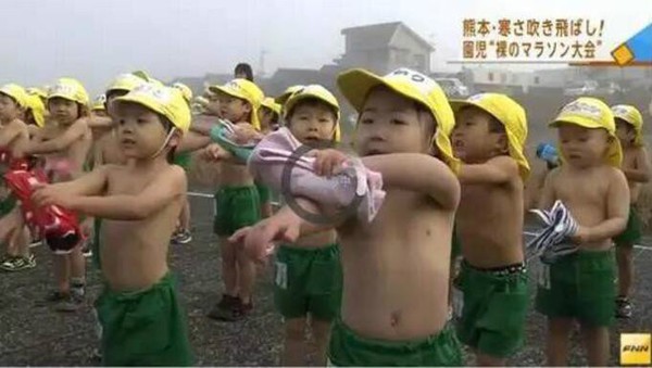 Video cha mẹ Nhật cho con nhỏ cởi trần chạy dưới trời lạnh 4 độ C gây sửng sốt - Ảnh 2.