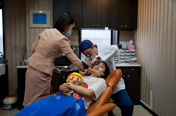 B&ecirc;n trong thi&ecirc;n đường phẫu thuật thẩm mỹ tại H&agrave;n Quốc - Ảnh 30.