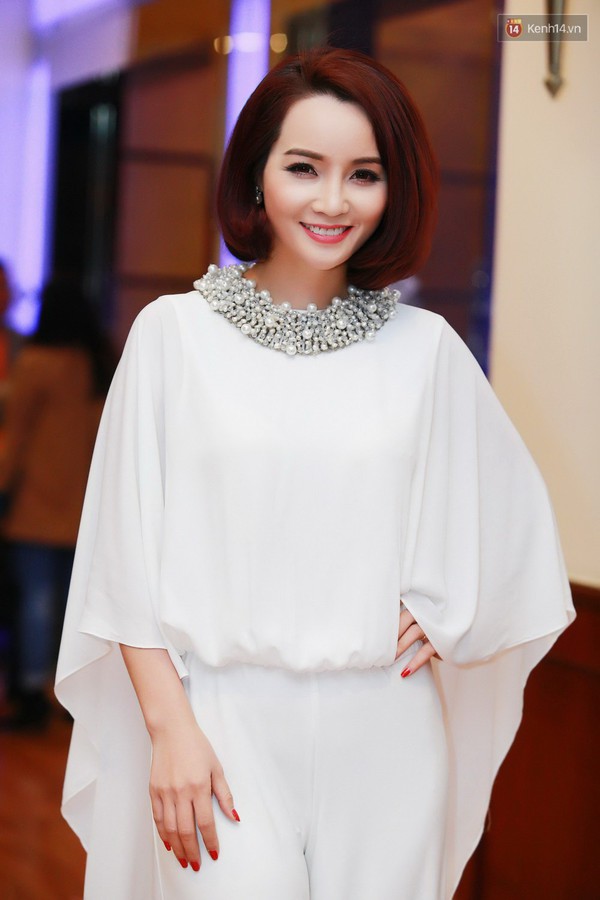 Andrea th&acirc;n thiết h&ocirc;n gi&oacute; Kỳ H&acirc;n trong họp b&aacute;o Những ngọn nến trong đ&ecirc;m 2 - Ảnh 2.