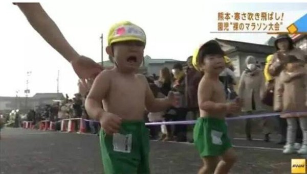 Video cha mẹ Nhật cho con nhỏ cởi trần chạy dưới trời lạnh 4 độ C gây sửng sốt - Ảnh 7.