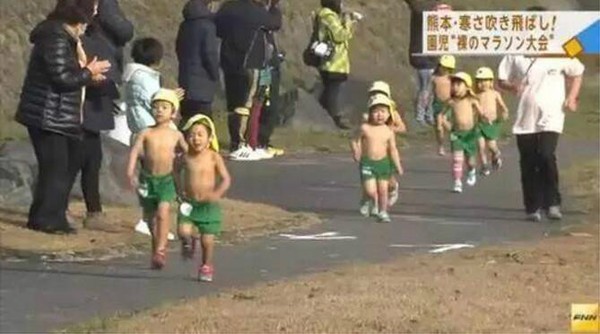 Video cha mẹ Nhật cho con nhỏ cởi trần chạy dưới trời lạnh 4 độ C gây sửng sốt - Ảnh 8.