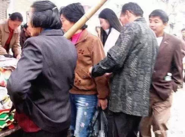 Những mánh khóe móc túi tinh vi của bè lũ trộm cắp, móc túi ở Trung Quốc - Ảnh 8.