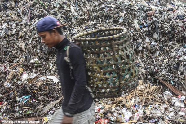 Bên trong núi rác nuôi sống 5.000 người dân nghèo Indonesia - Ảnh 4.