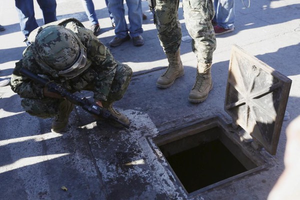 Cận cảnh đường hầm có cửa giấu sau gương của trùm ma túy Mexico - Ảnh 6.