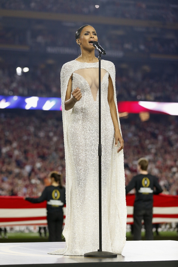 Ca sỹ Ciara bị chỉ trích vì diện đồ thiếu vải hát Quốc ca - Ảnh 3.