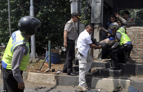 Những hình ảnh đáng sợ trong vụ đánh bom giữa thủ đô Indonesia - Ảnh 4.