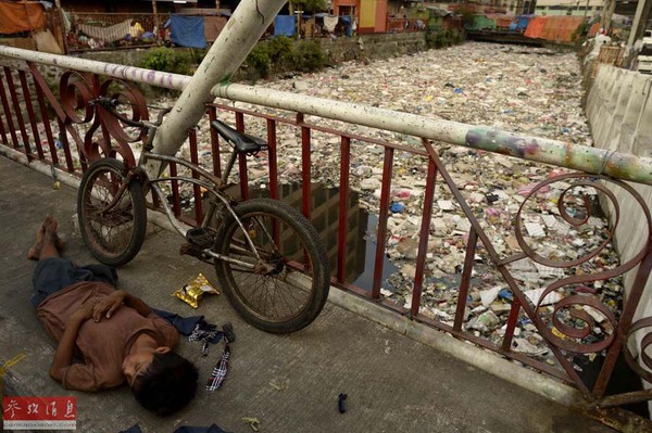 Kinh hoàng trước những dòng sông rác nhiều hơn nước ở Philippines - Ảnh 3.