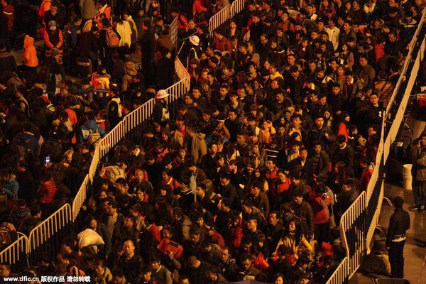 Hàng trăm nghìn người chen chúc ở các ga tàu Trung Quốc trước kỳ nghỉ Tết - Ảnh 5.
