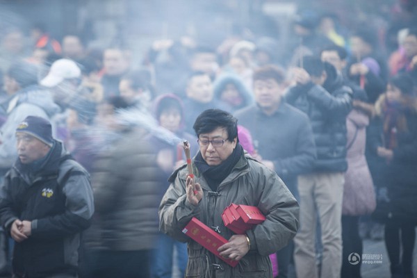 Người dân Trung Quốc chen chúc lên chùa cầu may dịp đầu năm mới - Ảnh 5.