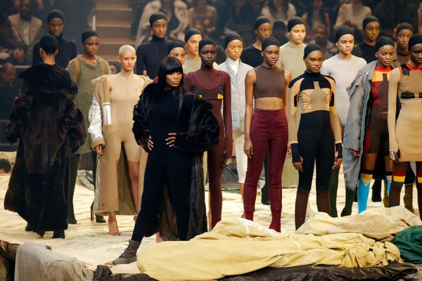 1200 mẫu phụ trong show Yeezy Season 3 phải mặc đồ secondhand thay vì đồ xịn - Ảnh 5.