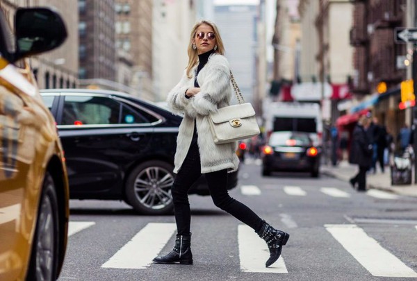 C&aacute;c bạn trẻ thế giới với street style đẹp m&ograve;n con mắt - Ảnh 4.