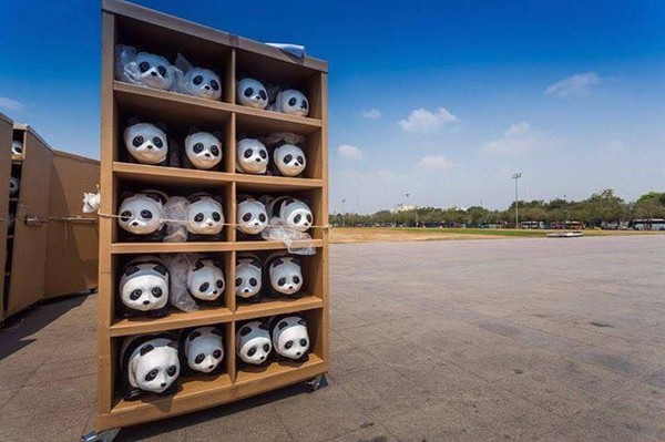 Tập đo&agrave;n 1.600 ch&uacute; gấu tr&uacute;c đổ bộ v&agrave;o Th&aacute;i Lan khiến người d&acirc;n đứng ngồi kh&ocirc;ng y&ecirc;n - Ảnh 2.
