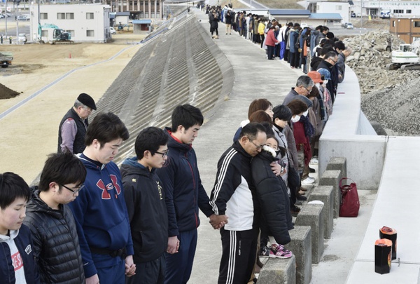 Người dân Nhật Bản cùng nắm tay tưởng niệm các nạn nhân thảm họa động đất sóng thần - Ảnh 4.