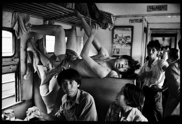 Chùm ảnh: Cuộc sống muôn màu trong bộ ảnh đen trắng trên những chuyến tàu xưa - Ảnh 4.