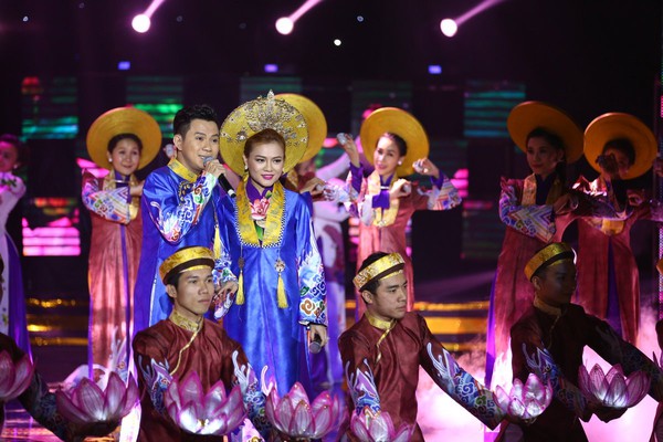 Ho&agrave;i Linh kiệt sức, nằm ngủ vật vờ ở phim trường - Ảnh 7.