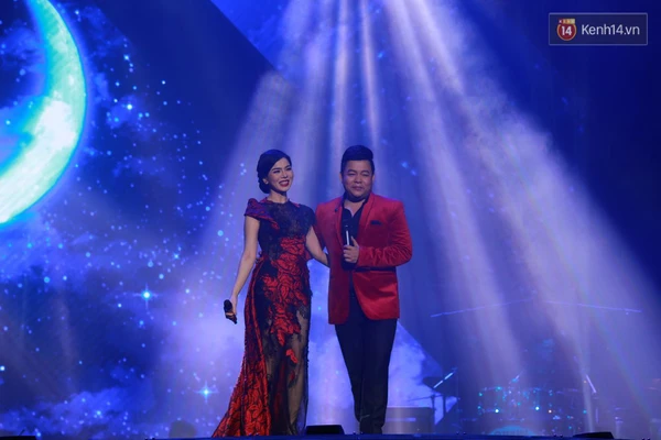 Lệ Quy&ecirc;n được Tuấn Hưng l&aacute;i m&ocirc; t&ocirc;, tặng hoa tr&ecirc;n s&acirc;n khấu liveshow - Ảnh 14.
