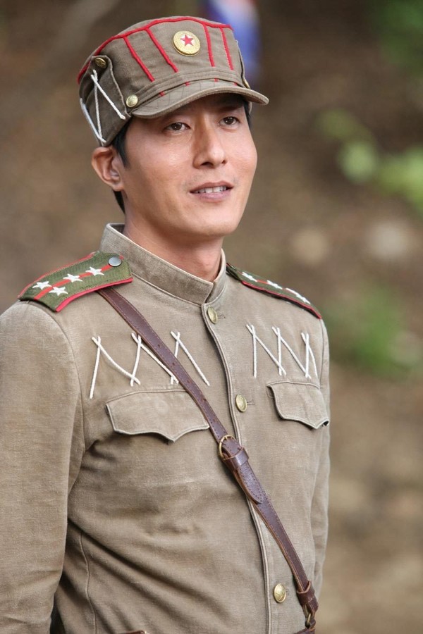 Còn hàng chục quân nhân bụi bặm của màn ảnh Hàn “hơn đứt” Song Joong Ki - Ảnh 40.