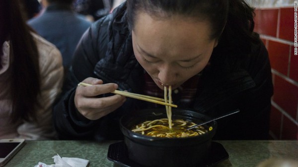 Trung Quốc: Phát hiện 35 nhà hàng bỏ ma túy vào đồ ăn để giữ chân thực khách - Ảnh 3.