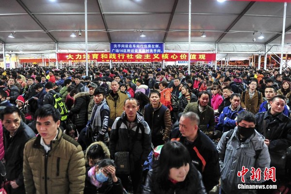 Hàng trăm nghìn người chen chúc ở các ga tàu Trung Quốc trước kỳ nghỉ Tết - Ảnh 17.