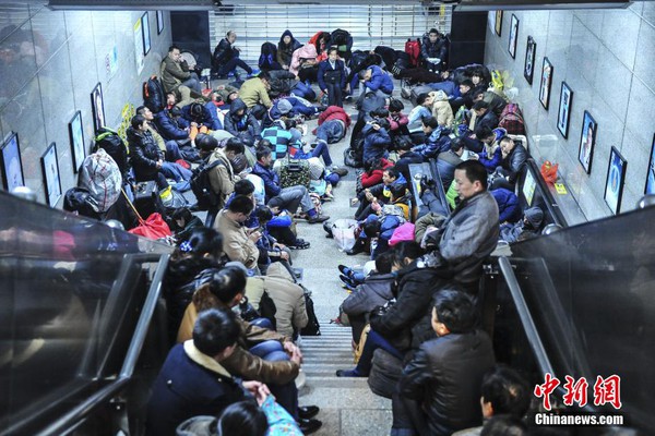 Hàng trăm nghìn người chen chúc ở các ga tàu Trung Quốc trước kỳ nghỉ Tết - Ảnh 18.