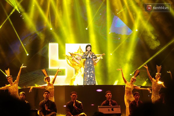 Lệ Quy&ecirc;n được Tuấn Hưng l&aacute;i m&ocirc; t&ocirc;, tặng hoa tr&ecirc;n s&acirc;n khấu liveshow - Ảnh 15.