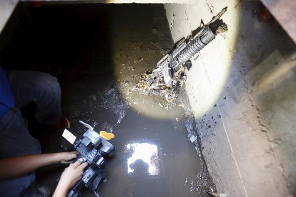 Cận cảnh đường hầm có cửa giấu sau gương của trùm ma túy Mexico - Ảnh 8.
