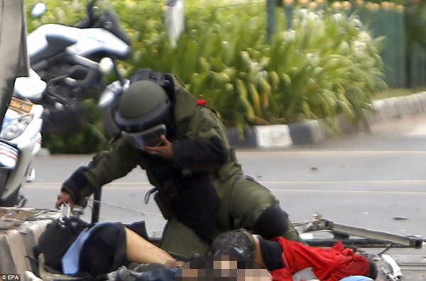 Những hình ảnh đáng sợ trong vụ đánh bom giữa thủ đô Indonesia - Ảnh 5.