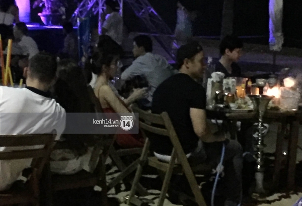 Hoa hậu Thu Thảo v&agrave; bạn trai th&acirc;n mật ngo&agrave;i b&atilde;i biển đ&ocirc;ng người - Ảnh 5.