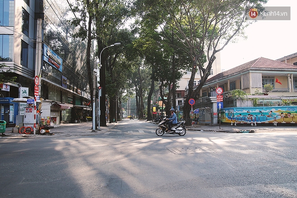 Một Sài Gòn không ồn ã rất khác lạ trong ngày đầu năm mới - Ảnh 4.