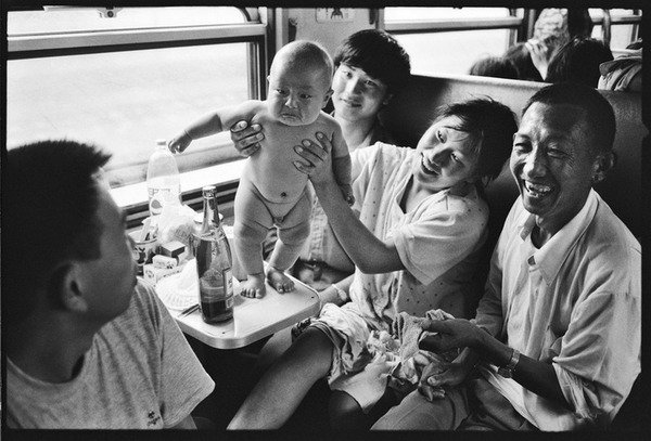 Chùm ảnh: Cuộc sống muôn màu trong bộ ảnh đen trắng trên những chuyến tàu xưa - Ảnh 6.
