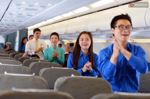 Nh&acirc;n vi&ecirc;n Vietnam Airlines mặc &aacute;o Đo&agrave;n thanh ni&ecirc;n phục vụ h&agrave;nh kh&aacute;ch trong chuyến bay ng&agrave;y 26/3 - Ảnh 5.