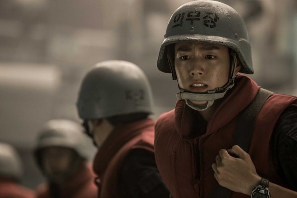 Còn hàng chục quân nhân bụi bặm của màn ảnh Hàn “hơn đứt” Song Joong Ki - Ảnh 54.