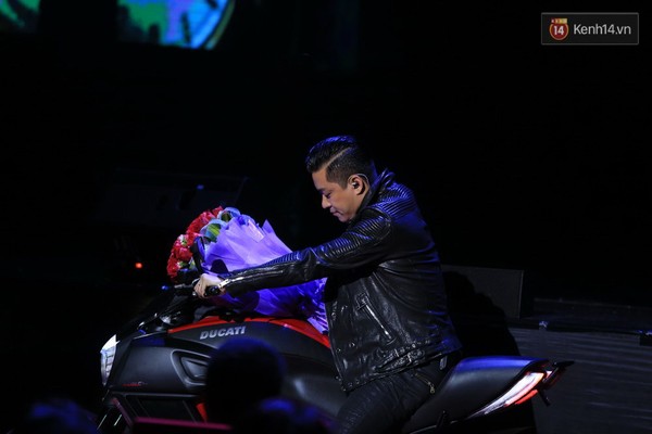 Lệ Quyên được Tuấn Hưng lái mô tô, tặng hoa trên sân khấu liveshow - Ảnh 2.