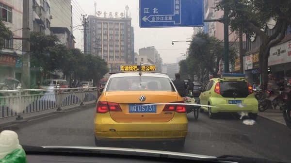 Chồng người ta bao trọn đèn taxi trong thành phố để viết lời xin lỗi vợ - Ảnh 5.