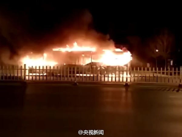 14 người chết, 32 người bị thương khi xe bu&yacute;t đột ngột bốc ch&aacute;y giữa đường - Ảnh 6.