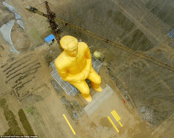 Dân Trung Quốc dựng tượng Mao Trạch Đông khổng lồ màu vàng ròng - Ảnh 5.