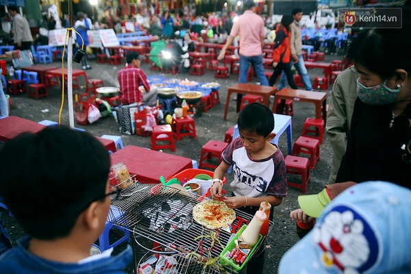 Hoàn cảnh khó nhọc của cậu bé 10 tuổi bán bánh tráng nướng nổi tiếng tại chợ Đà Lạt - Ảnh 3.