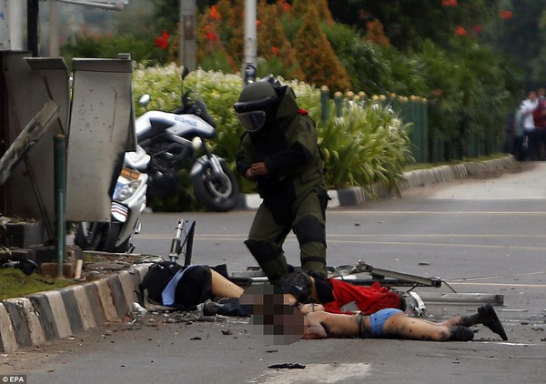 Những hình ảnh đáng sợ trong vụ đánh bom giữa thủ đô Indonesia - Ảnh 6.