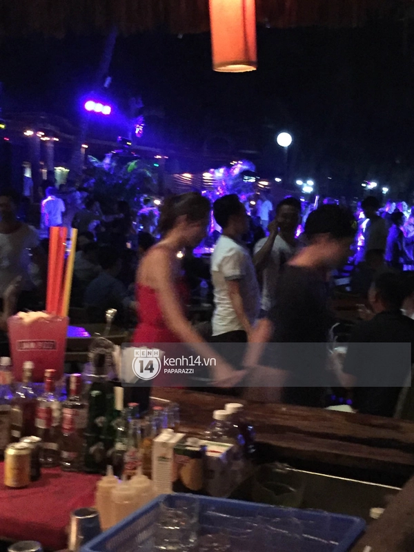 Hoa hậu Thu Thảo v&agrave; bạn trai th&acirc;n mật ngo&agrave;i b&atilde;i biển đ&ocirc;ng người - Ảnh 6.