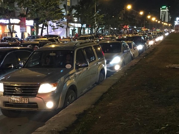 Đường phố Hà Nội lại tắc nghẽn nghiêm trọng vào giờ tan tầm - Ảnh 12.