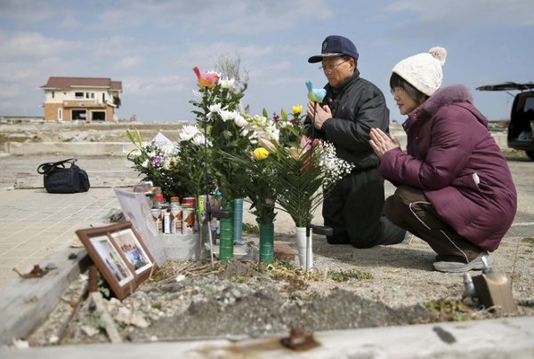 Người dân Nhật Bản cùng nắm tay tưởng niệm các nạn nhân thảm họa động đất sóng thần - Ảnh 6.