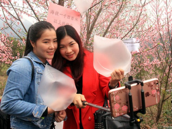 Giới trẻ đổ x&ocirc; l&ecirc;n n&uacute;i mua t&uacute;i nilon đựng kh&ocirc;ng kh&iacute; sạch về th&agrave;nh phố t&iacute;ch trữ - Ảnh 5.